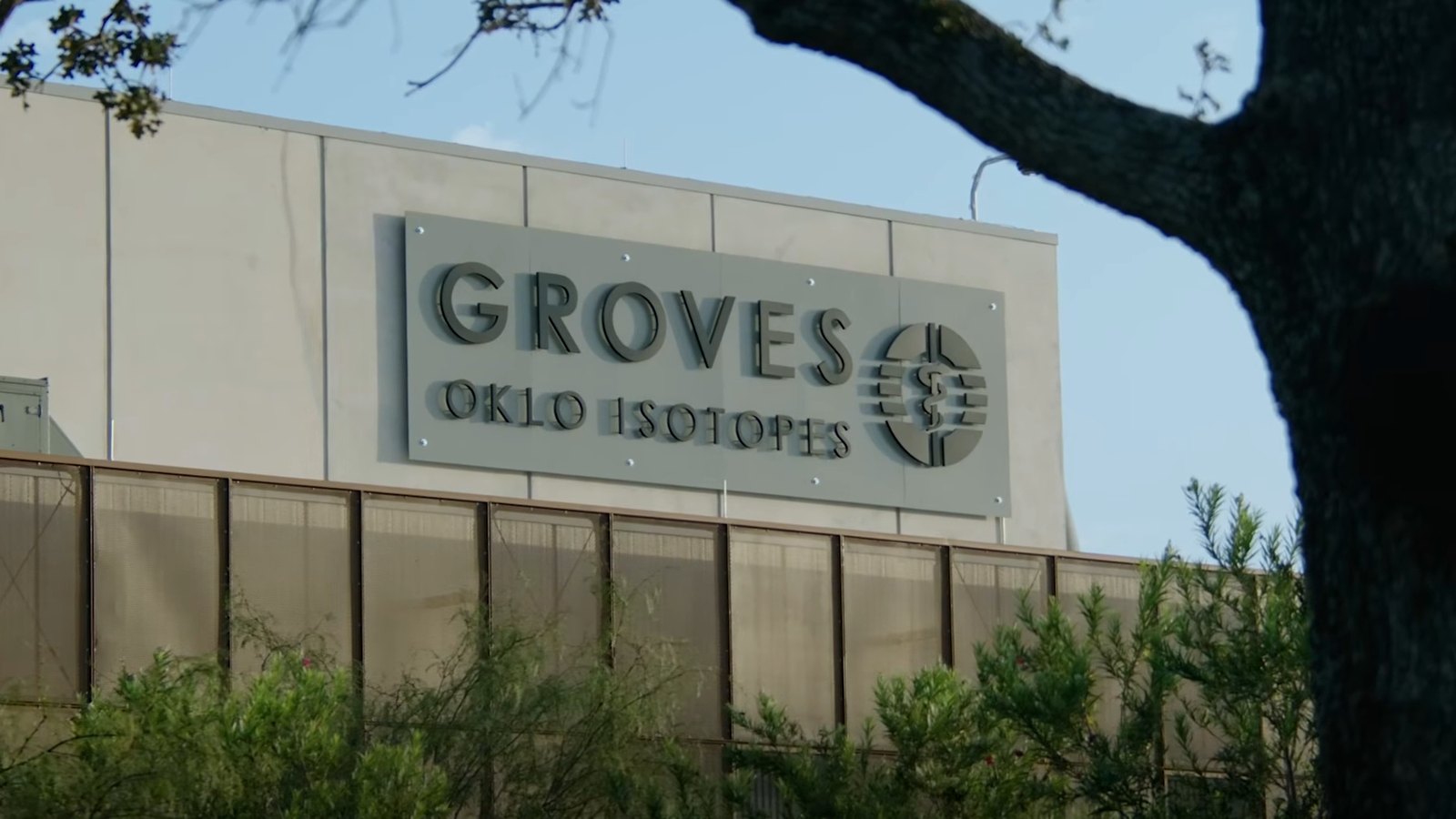 텍사스 록하트의 그로브스 동위원소 시설 건물에 GROVES OKLO ISOTOPES 간판이 붙어 있는 모습입니다.